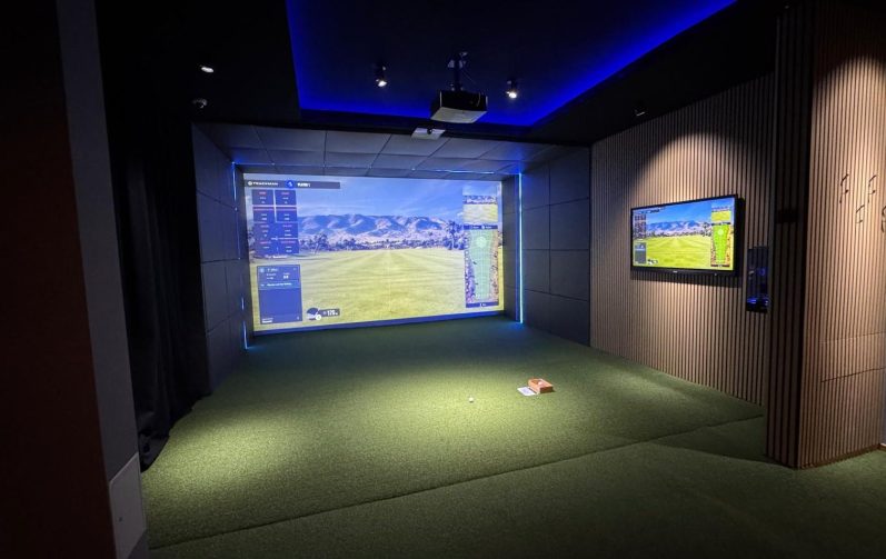 Studio Oberneuland – Trackman iO Bay mit 4K-Projektion und Putting-Fläche